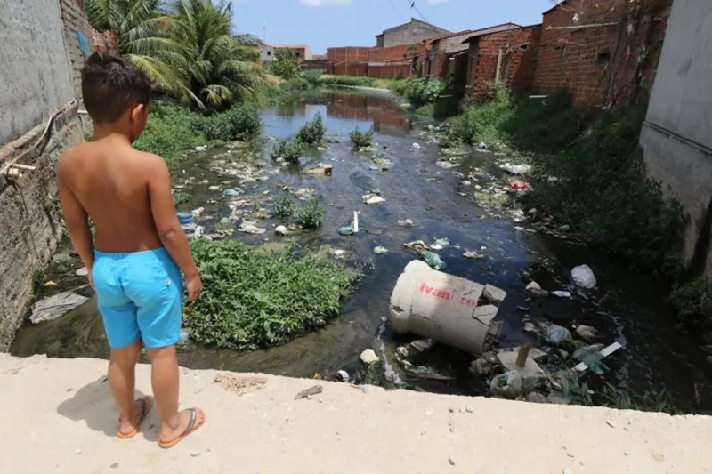 ÁGUAS MORTAS E CONTAMINADAS - Prefeitura faz limpeza no canal entre Calama e Abunã para prevenir alagamentos e águas dentro das casas
